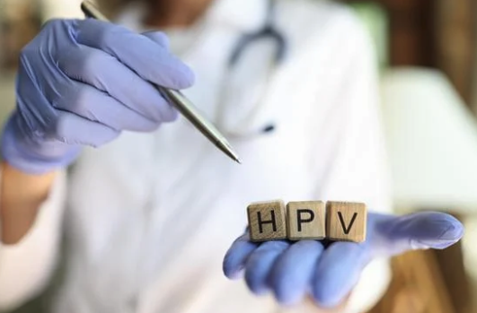 Sveikatos specialistas laiko užrašą „HPV“ – žmogaus papilomos viruso prevencijos tema