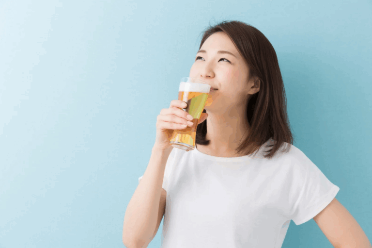 Iš alaus bokalo gerinati moteris