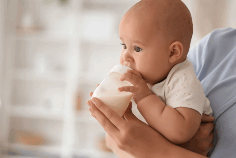 Kūdikis maitinamas pieno mišiniu iš buteliuko – svarbi kūdikių maisto sauga ir higiena