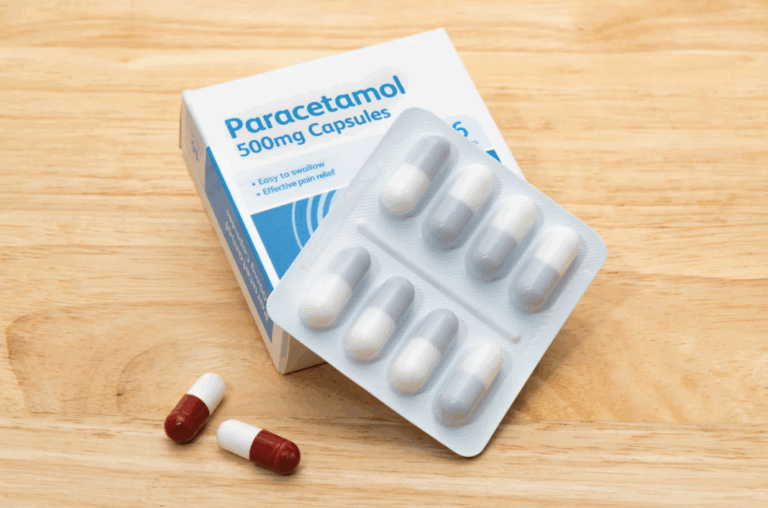 Paracetamolio pakuotė ir tabletės su nurodyta doze