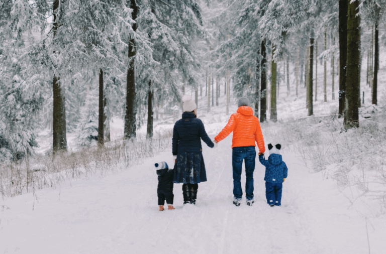Pasivaikščiojimas su šeima tevai ir du vaikai žiema, gryname ore – judėjimo nauda sveikatai