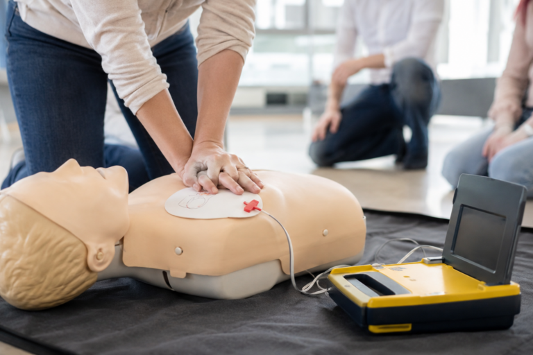 Gaivinimas ir AED naudojimas – pirmosios pagalbos mokymai su manekenu
